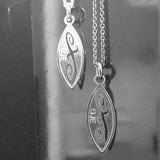 Gje F, sølvsmykke i langt kjede.