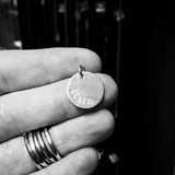 1,5 cm amulett med eit ord/namn