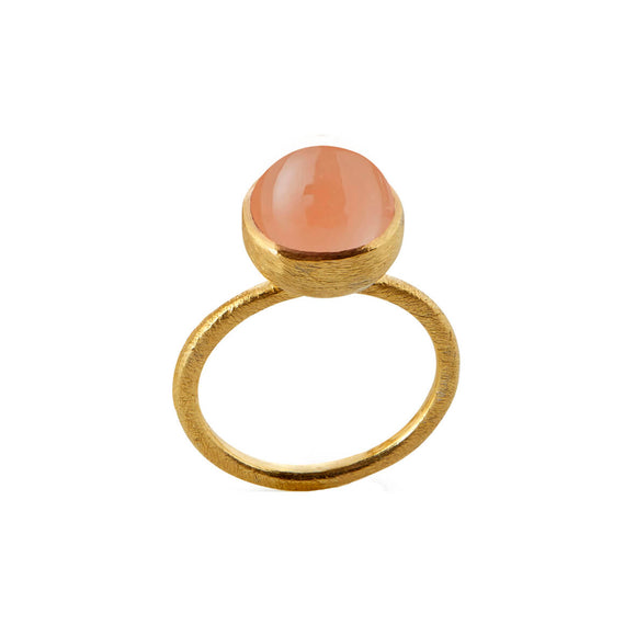 Forgylt ring med 10 mm cabochon i fersken månestein, str 58, 1678