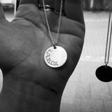 2 cm amulett med diverse tekstar