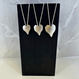 Lite hjartesmykke med BergArtoverflate