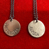 2 cm amulett med diverse tekstar