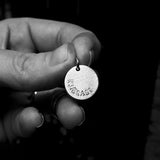 1,5 cm amulett med diverse tekstar