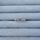 2 mm glatt ring med stein