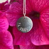 1,5 cm amulett med eigen tekst, eit eller to ord