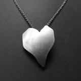 Stort hjartesmykke med BergArtoverflate