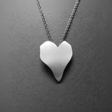 Lite hjartesmykke med BergArtoverflate