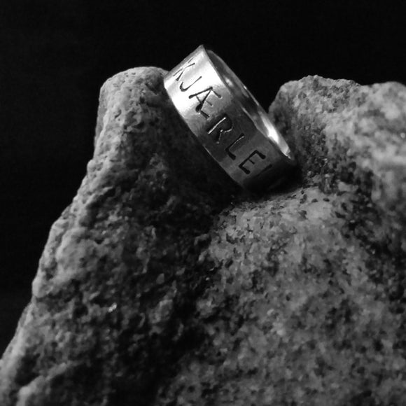 7 mm ring med små bokstavar