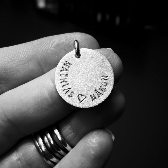 2 cm amulett med to ord/namn